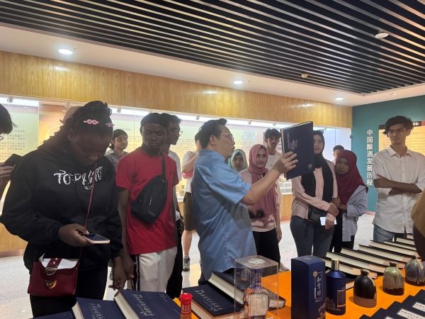 宜宾学院临港校区留学生探秘酒史研究中心 让巴蜀酒韵成为文明对话纽带.doc_2bb62c5b-effb-46fa-b5b7-e8fac232b950_3de15.jpg 宜宾学院临港校区留学生探秘酒史研究中心 让巴蜀酒韵成为文明对话纽带.doc_2bb62c5b-effb-46fa-b5b7-e8fac232b950_3de15.jpg